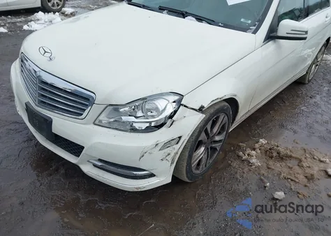 2012 Mercedes-Benz C 300 Luxury 4Matic z USA, uszkodzony, nr VIN WDDGF8BB5CA695168